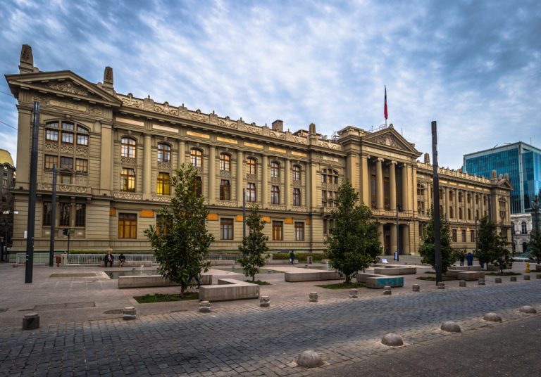 Corte Suprema deja firme fallo que reconoció relación laboral por control biométrico en municipio