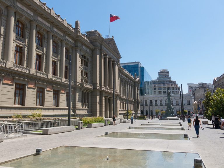 Corte Suprema confirma inadmisibilidad de amparo económico contra límite de edad para notarios (75 años)