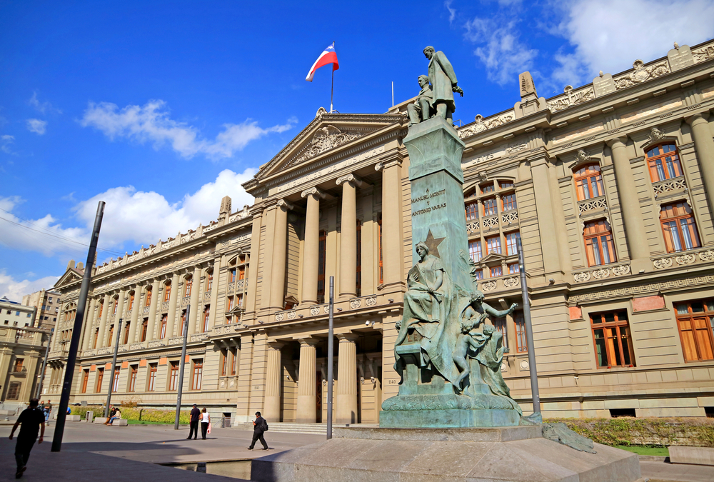 Corte Suprema rechaza nulidad y mantiene condena por ejercicio ilegal de la profesión